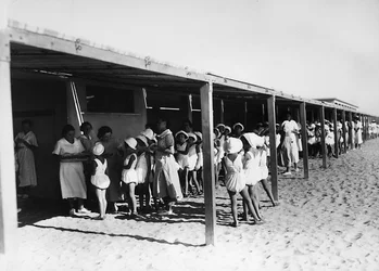 Villa Rosa Maltoni Mussolini: distribución de comida en la playa