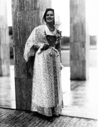 Villa Rosa Maltoni Mussolini: retrato de un adolescente con traje tradicional calabrés