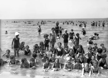 Villa Rosa Maltoni Mussolini: estudiantes de campamento de verano, posando durante un baño (foto en b/n)