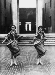 Villa Rosa Maltoni Mussolini: dos niñas vestidas como pajes