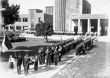 Villa Rosa Maltoni Mussolini: banda y desfile de jóvenes estudiantes