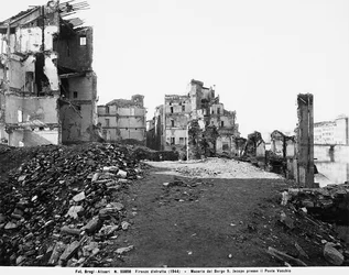 Segunda Guerra Mundial: Daños causados por el bombardeo en Borgo San Jacopo en el Ponte Vecchio, en Florencia. Esta fotografía fue anteriormente parte de la Colección Brogi, pero ahora pertenece a la Colección Alinari
