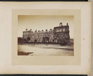 Ayuntamiento incendiado. Fachada del Quai.