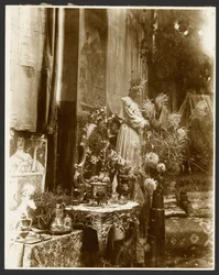 [Un rincón del estudio de Mucha con estatuas, grabados y flores, Rue du Val-de-Grâce, París].