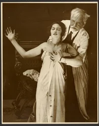 [Alphonse Mucha en traje con su hija Jaroslava como modelo para el cartel, "De Forest Phonofilm", la primera película sonora proyectada en el cine Bio Adria (Praga), Zbiroh, Bohemia].