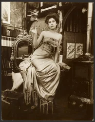 [Modelo femenino sosteniendo una rama de laurel, París]
