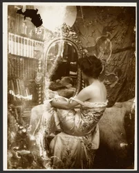 [Modelo femenina sentada ante un espejo, París].
