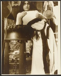 [Modelo femenino para la ilustración de "Cloches de Noël et de Pâques" de Emil Gebhart, París].