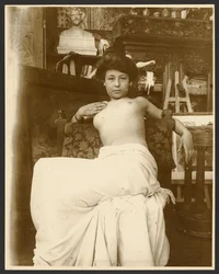 [Modelo femenino para la alegoría "Septiembre" del Ciclo de los Doce Meses, para la revista "Cocorico", París].