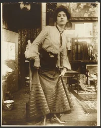 [Modelo femenina con blusa de rayas y vestido largo, París].