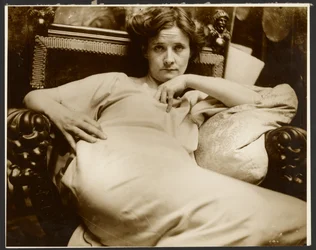 [Modelo femenina en un sillón, París].