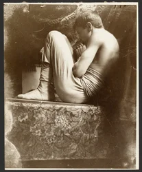 [Modelo masculino en posición fetal, París]