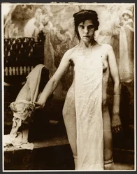 [Modelo femenina desnuda cubierta con tela]