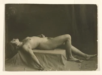 [Desnudo reclinado]