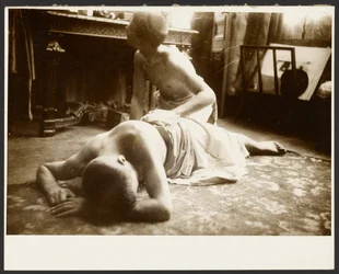 [Dos hombres semidesnudos en el suelo del estudio]