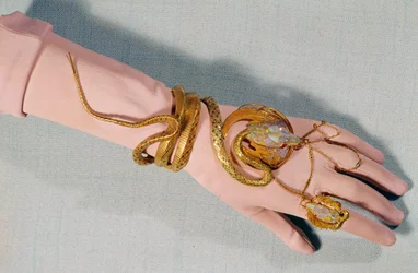 Brazalete y anillo de la comediante Henriette Rosine Bernard, llamada Sarah Bernhardt