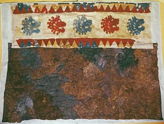 Colgante decorado con cabezas de leones
