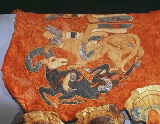 Cubierta de Silla Decorada con un Grifo Atacando una Cabra Montés