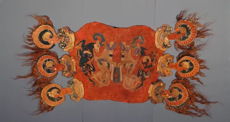 Cubierta de silla de montar decorada con grifos atacando cabras montesas