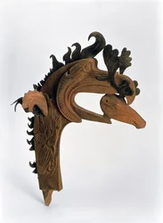 Terminal que representa a un grifo sosteniendo un ciervo en su pico, de los Túmulos Funerarios de Pazyryk, siglo V a.C. (cuero y madera)