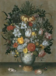 Jarrón chino con flores, conchas e insectos