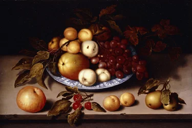 Duraznos, manzanas, albaricoques y uvas en un cuenco Wanli Kraak Porselein con cerezas, peras, albaricoques y una manzana en un borde