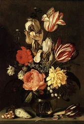 Flores mixtas en una repisa con conchas y una mosca