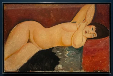 Desnudo femenino recostado con las manos entrelazadas