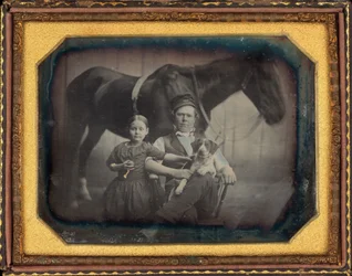 Retrato de un hombre y una niña con caballo y perro