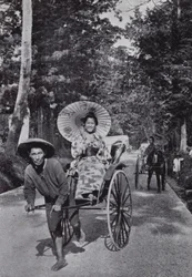 Chicas japonesas en jinrikshas (foto en blanco y negro)