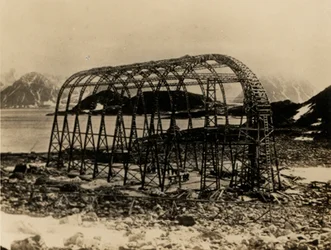 El América, un dirigible no rígido construido por Mutin Godard en Francia para el intento de Walter Wellman de llegar al Polo Norte por aire (foto en blanco y negro)