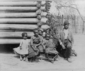 Hombre afroamericano con niños cerca de Thomasville, Georgia