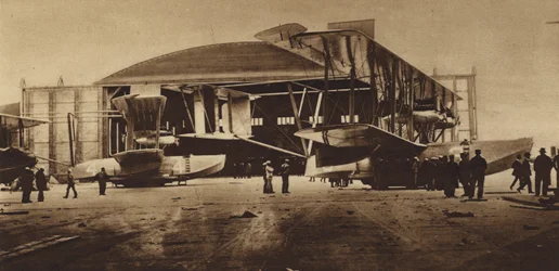 Estados Unidos en la Primera Guerra Mundial: NC-3 y NC-4 delante de su hangar listos para el vuelo transatlántico (foto b/n)
