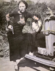 Bonnie Parker posando de « dura » con una pistola y un cigarro, hacia 1934