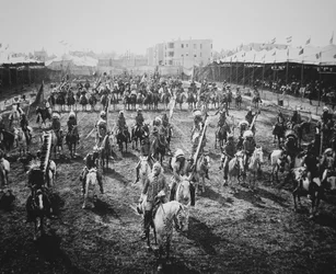 Buffalo Bill (1846-1917) y sus jinetes en desfile, Omaha, Nebraska