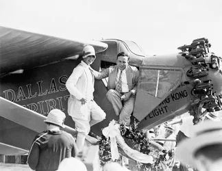 El capitán y la Sra. P Erwin en la inauguración del Dallas Spirit en Love Field, 6 de agosto de 1927
