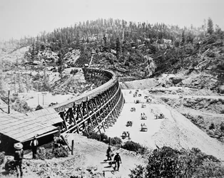 Trabajadores chinos construyendo un puente de caballete en la ladera occidental de las montañas Sierra Nevada