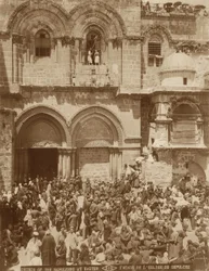 Iglesia del Santo Sepulcro, Jerusalén, con el patio lleno de peregrinos reunidos para la Pascua, 1898-1911