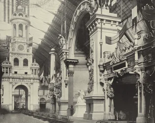 Torre del reloj y fachada francesa