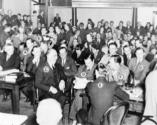 El Tribunal en Nueva Jersey abre para el juicio de Bruno Richard Hauptmann (extremo derecho) por el secuestro y muerte del bebé de Charles Lindbergh, 1935