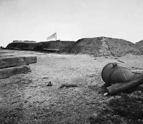 Mortero confederado descartado en el abandonado Fort Johnson, Puerto de Charleston, Carolina del Sur