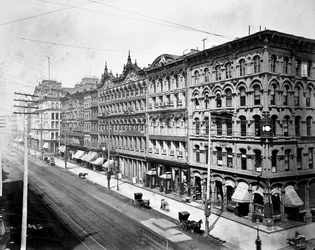 Lado este de State Street mirando al norte desde Madison Street, Chicago, c.1878