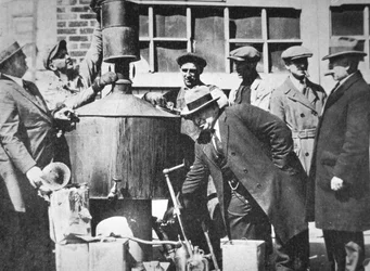 Agentes federales de EE.UU. descubren un alambique ilegal durante la Prohibición Americana (1920-33)