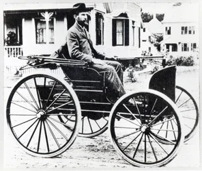 Primer automóvil americano, diseñado y construido por Charles y Frank Duryea