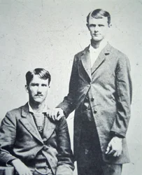 Frank (1843-1915) y Jesse James (1847-82) c.1870