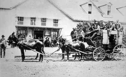 Diligencia completamente cargada del Viejo Oeste, c.1885
