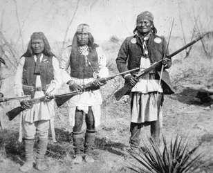 Gerónimo y tres de sus guerreros apaches