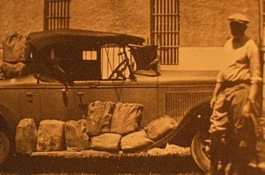 Jamones - paquetes de seis botellas en paja y papel para acolchado en arpillera, durante la Prohibición