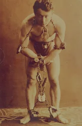 Harry Houdini encadenado, c.1899