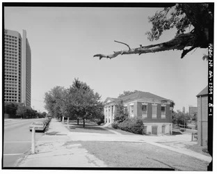 En contexto, desde el sur hacia el norte, a lo largo de Luckie Street. - Clark Howell Homes, Biblioteca Anne Wallace Branch Carnegie, 538 Luckie Street, Atlanta, Condado de Fulton, GA